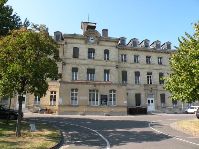  bâtiment avec pendule, hopital Sainte-Anne